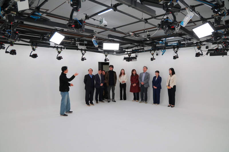 우리 대학 스튜디오를 둘러보는 신규 교원